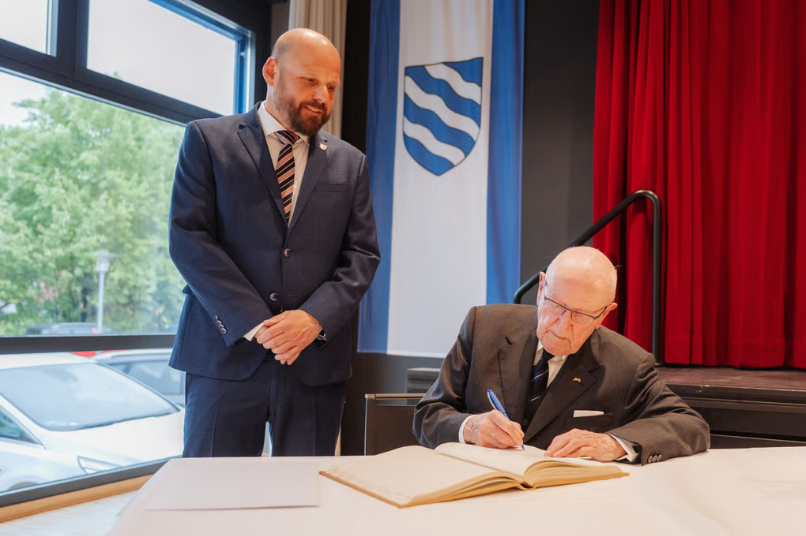 Wolfgang Suwelack Becomes Honorary Citizen
